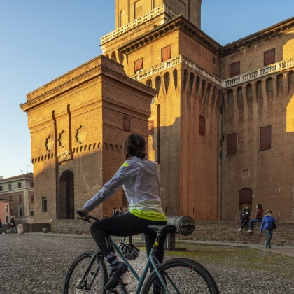 Ferrara: un borgo tra storia e natura nel cuore del Po
